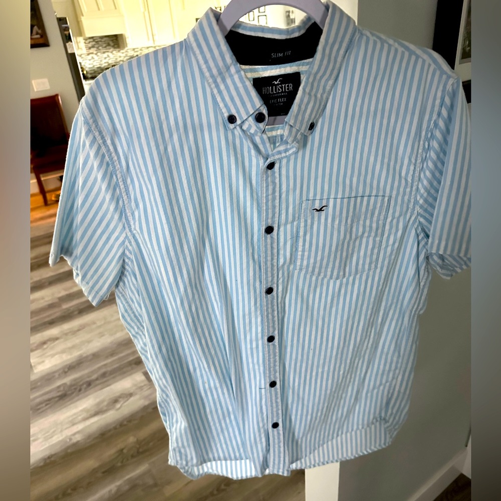 Hollister short sleeve men’s button down. Large. Slim fit.